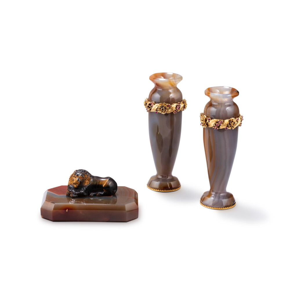 View full screen - View 1 of Lot 32. A pair of hardstone vases with jewelled gold mounts, Milan, circa 1940, retailed by Ventrella, Rome | Paire de vases en agate avec montures en or serti de pierres précieuses, Milan, vers 1940, cachet de vendeur de Ventrella, Rome, et presse-papier en agate moderne en forme de lion.