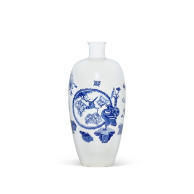 View full screen - View 1 of Lot 551. A rare blue and white 'Hundred Antiques' slender ovoid vase, Qing dynasty, Kangxi period | 清康熙 青花博古圖瓶.