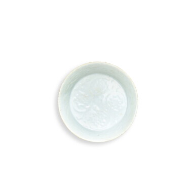 View full screen - View 1 of Lot 5841. A moulded shufu white-glazed 'flower' bowl, Yuan dynasty | 元 樞府白釉印花卉紋小盌.