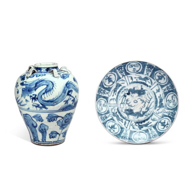 View full screen - View 1 of Lot 54. A blue and white 'swatow' 'dragon' jar, Late Ming dynasty | 明末 漳州窰青花龍紋罐「玉」款 及 漳州窰青花龍紋盤 一組兩件.