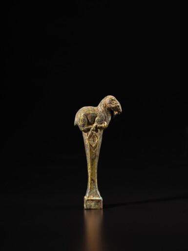 View full screen - View 1 of Lot 633. A gilt-copper 'ram' zither tuning key, Eastern Zhou dynasty, Warring States period | 東周 戰國 銅鎏金臥羊琴軫鑰.