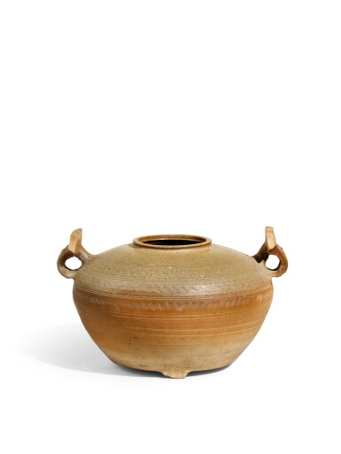 View full screen - View 1 of Lot 2138. A large proto-porcelain handled jar, Western Han dynasty | 西漢 原始青瓷水波紋雙耳瓿.