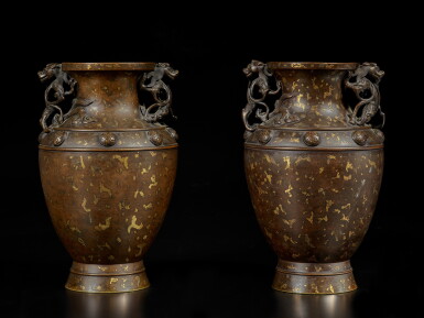 View full screen - View 1 of Lot 222. A pair of gold-splashed bronze vases, 17th / 18th century | 十七 / 十八世紀 銅灑金螭龍耳瓶一對 《大明宣德年製》仿款.
