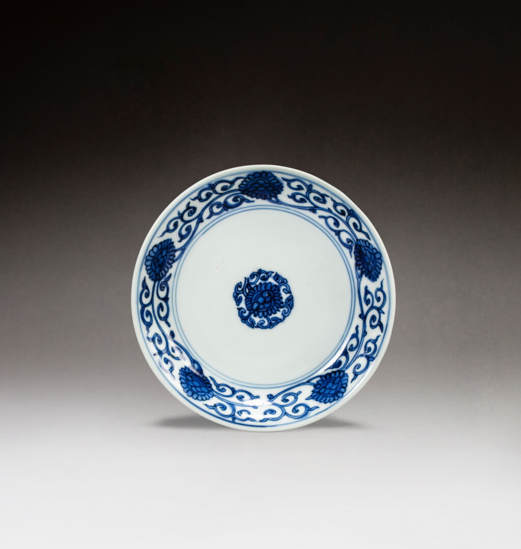 View full screen - View 1 of Lot 85. A blue and white ‘lotus’ dish, Mark and period of Jiajing | 明嘉靖 青花纏枝蓮紋盤 《大明嘉靖年製》款.