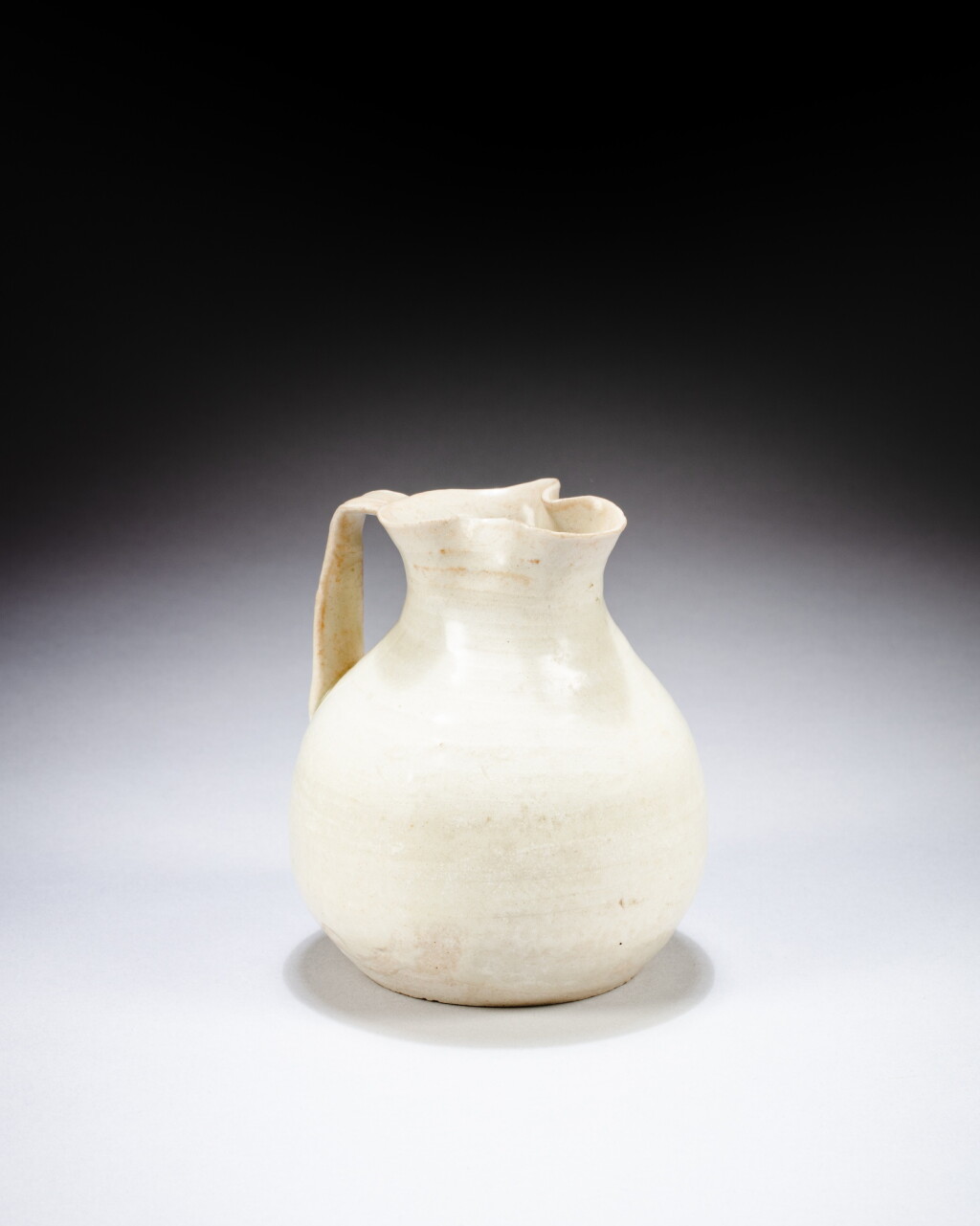 View full screen - View 1 of Lot 1. A small ‘Ding’-type white-glazed jug, Five dynasties - Song dynasty, 9th - 10th century | 五代至宋 九至十世紀 定窰白釉小壺.