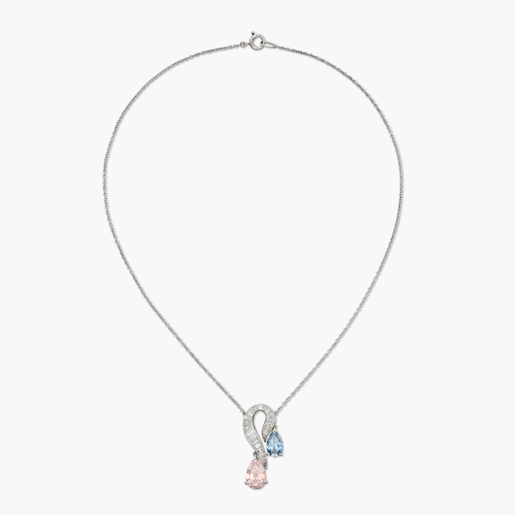 View full screen - View 1 of Lot 88. Fancy Intense Blue, Fancy Pink Diamond and Diamond Pendant-Necklace 1.77克拉 彩粉紅色鑽石 配 1.07克拉 濃彩藍色鑽石 及 鑽石 項鏈.