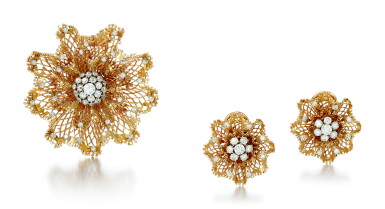 View full screen - View 1 of Lot 9161. GOLD AND DIAMOND BROOCH, VAN CLEEF & ARPELS, AND PAIR OF EAR CLIPS, RUSER | K金 配 鑽石 別針, 梵克雅寶(Van Cleef & Arpels); 及 耳環一對, Ruser.