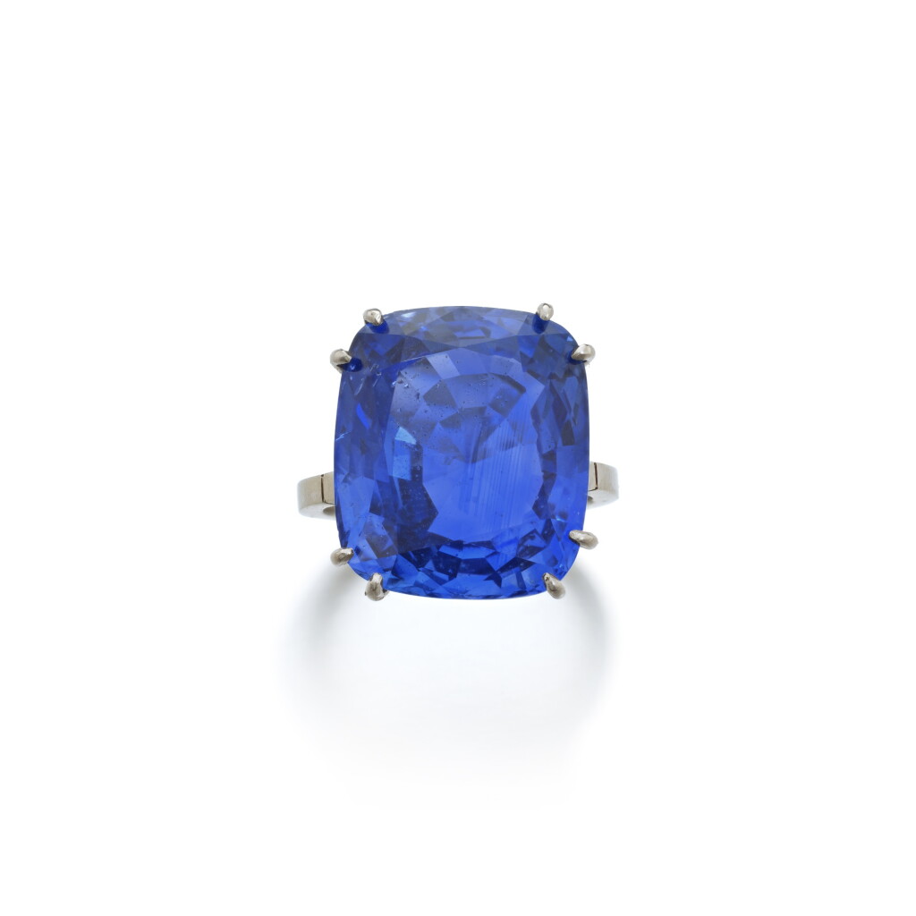 View full screen - View 1 of Lot 895. Sapphire ring.