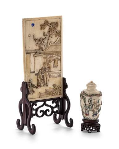 View full screen - View 1 of Lot 69. Ecran de table à décor de lettré et grande tabatière en ivoire sculpté Dynastie Qing, XIXE siècle | 清十九世紀 牙雕故事人物圖硯屏 及 染色象牙雕人物圖鼻煙壺一組兩件 | A carved ivory table screen and a carved ivory 'literati' snuff bottle, Qing Dynasty, 19th century.