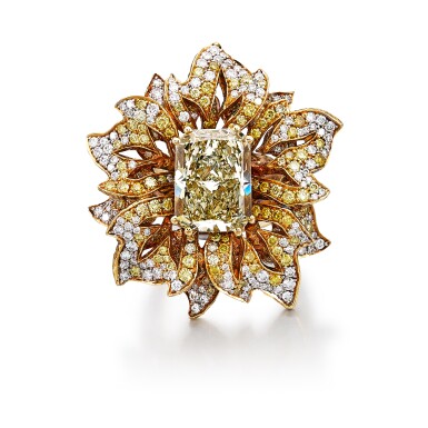 View full screen - View 1 of Lot 341. Fancy Brownish Yellow Diamond and Diamond Ring | 5.48克拉 彩棕黄色鑽石 配 鑽石 戒指.