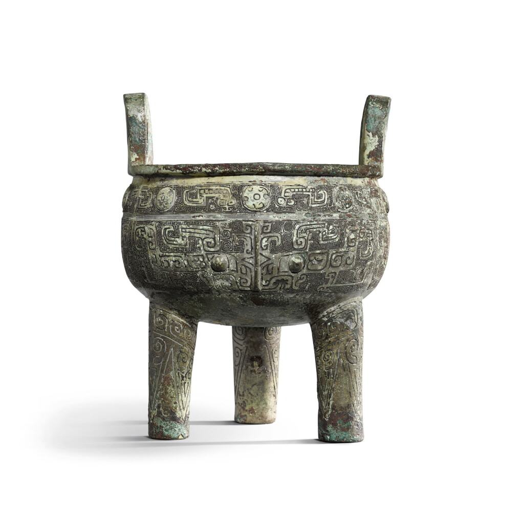 View full screen - View 1 of Lot 31. An important inscribed archaic ritual bronze food vessel (Ding), Late Shang dynasty, 13th - 11th century BC | 商末 公元前十三至十一世紀 犬祖辛祖癸鼎.