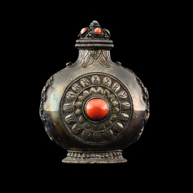 View full screen - View 1 of Lot 1114. A Mongolian turquoise and coral-inlaid metal snuff bottle, 19th century | 十九世紀 蒙古 金屬嵌寶鼻煙壺.