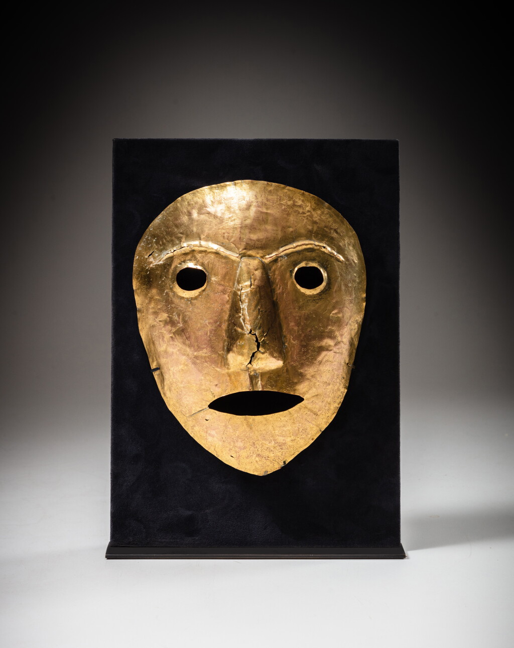 View full screen - View 1 of Lot 97. Masque en or, Java / Timor, Indonésie | Gold mask, Java / Timor, Indonesia.