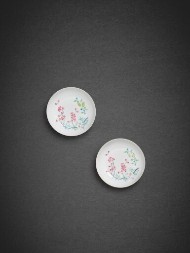 View full screen - View 1 of Lot 27. A fine pair of 'boneless' famille-rose saucer dishes, Marks and period of Yongzheng | 清雍正 粉彩沒骨花果紋盤一對 《大清雍正年製》款.