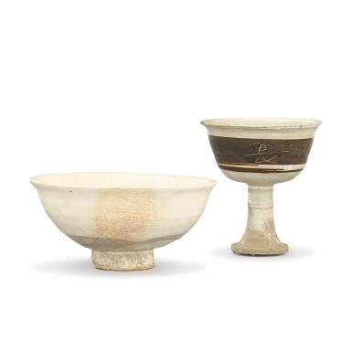 View full screen - View 1 of Lot 395. AN INSCRIBED CIZHOU STEMCUP AND A CIZHOU WHITE-GLAZED BOWL SONG - YUAN DYNASTY | 宋至元 磁州白釉繪褐彩刻「富貴長壽」高足盃 、白釉盌一組兩件.