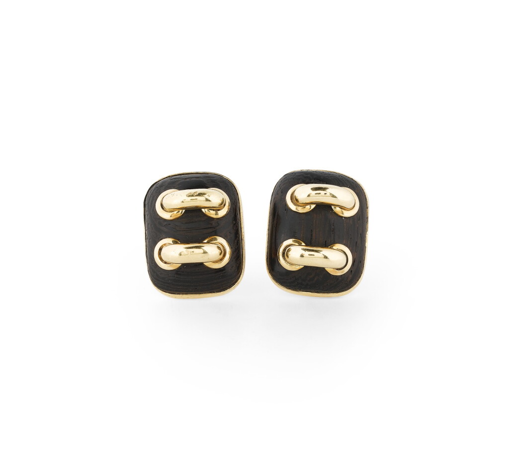View full screen - View 1 of Lot 76. SEAMAN SCHEPPS | PAIRE DE CLIPS D'OREILLE BOIS ET OR | PAIR OF WOOD AND GOLD EARCLIPS.