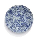 A large blue and white 'kraak' 'bird and flower' dish, Ming dynasty, Wanli period | 明萬曆 克拉克瓷青花花鳥紋盤