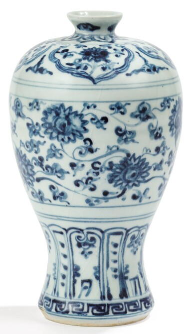 View full screen - View 1 of Lot 2. VASE EN PORCELAINE BLEU BLANC, MEIPING DYNASTIE MING, XVIE SIÈCLE | 明十六世紀 青花蓮花紋梅瓶 | A blue and white vase, meiping, Ming Dynasty, 16th century.