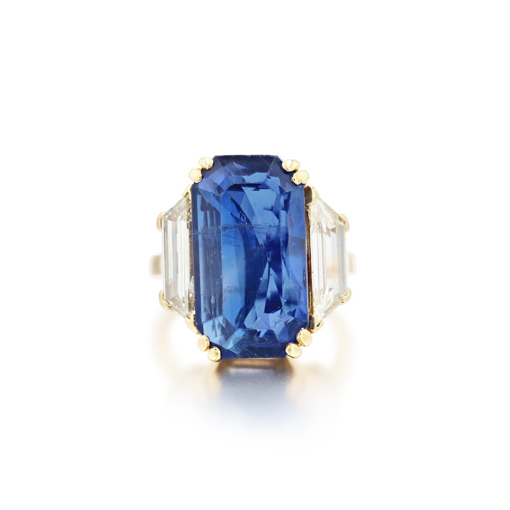 View full screen - View 1 of Lot 44. Bague saphir et diamants | Sapphire and diamond ring.