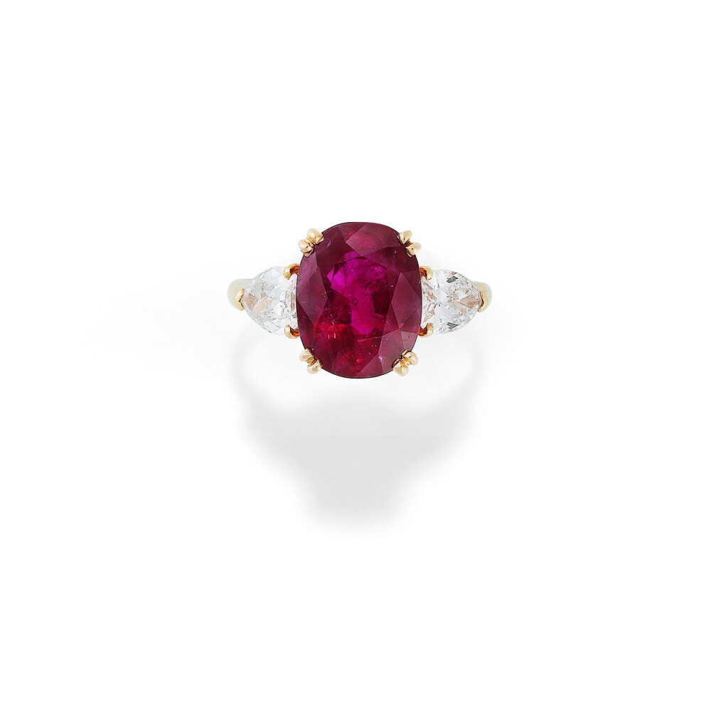 View full screen - View 1 of Lot 80. BAGUE RUBIS ET DIAMANTS | RUBY AND DIAMOND RING.