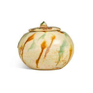 View full screen - View 1 of Lot 305. A sancai-glazed pottery waterpot and cover, Tang dynasty | 唐 三彩水盂連蓋.
