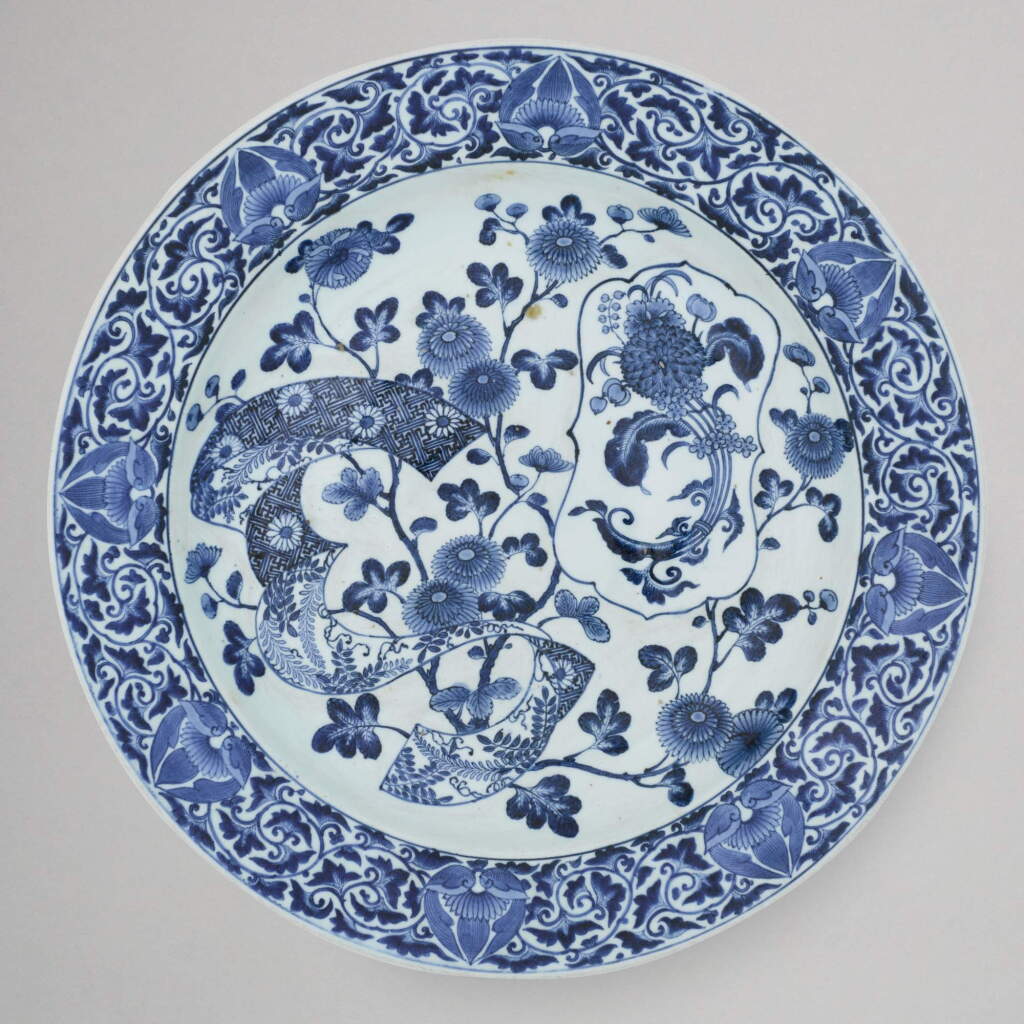 View full screen - View 1 of Lot 32. A rare large Arita dish with crests | Edo period, late 17th century .