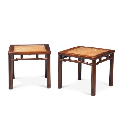 Voir en plein écran - Voir 1 du lot 305. A pair of hongmu square stools 17th century | 十七世紀 紅木方凳一對.