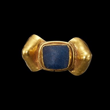 View full screen - View 1 of Lot 1086. A gold and blue glass ring Khmer, 7th - 9th century | 高棉 七至九世紀 金嵌藍玻璃戒指.
