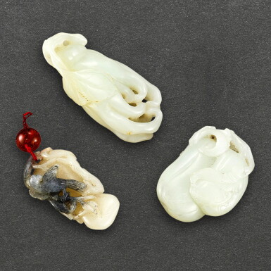 View full screen - View 1 of Lot 603. A WHITE JADE 'FINGER CITRON' CARVING, A WHITE JADE 'GOURD' CARVING AND A WHITE AND GREY JADE 'BIRD AND PEACH' GROUP QING DYNASTY | 清 白玉佛手、葫蘆及巧雕靈鳥壽桃珮飾一組三件.