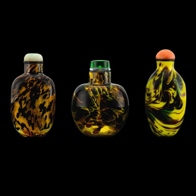 View full screen - View 1 of Lot 1116. Three 'sandwich' glass snuff bottles, Qing dynasty, 18th - 19th century | 清十八至十九世紀 攪料鼻煙壺一組三件.