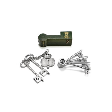 View full screen - View 1 of Lot 610. A set of 4 steel keys with the monogram "M.C." and a set of 2 silver keys with cartouche bearing the arms of the Duchess of Berry | Jeu de 4 clés en acier au chiffre "M.C." et jeu de 2 clés en argent avec cartouche aux armes de la duchesse de Berry.