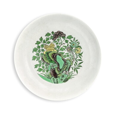 View full screen - View 1 of Lot 607. A large incised famille-verte biscuit 'floral' 'Chuxiugong' charger, Qing dynasty, Guangxu period, circa 1889 | 清光緒 約1889年 素三彩花卉暗刻龍紋大盤 《儲秀宮製》款.