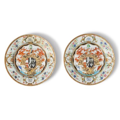 View full screen - View 1 of Lot 1. A Pair of Chinese Export 'Leake Okeover' Plates, Qing Dynasty, Qianlong Period, Circa 1743 | 清乾隆 約1743年 粉彩紋章圖盤一對.