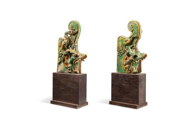 View full screen - View 1 of Lot 169. A pair of large sancai-glazed 'dragon chiwen' roof tiles Ming dynasty, 16th-17th century | 明十六至十七世紀 三彩螭吻一對.