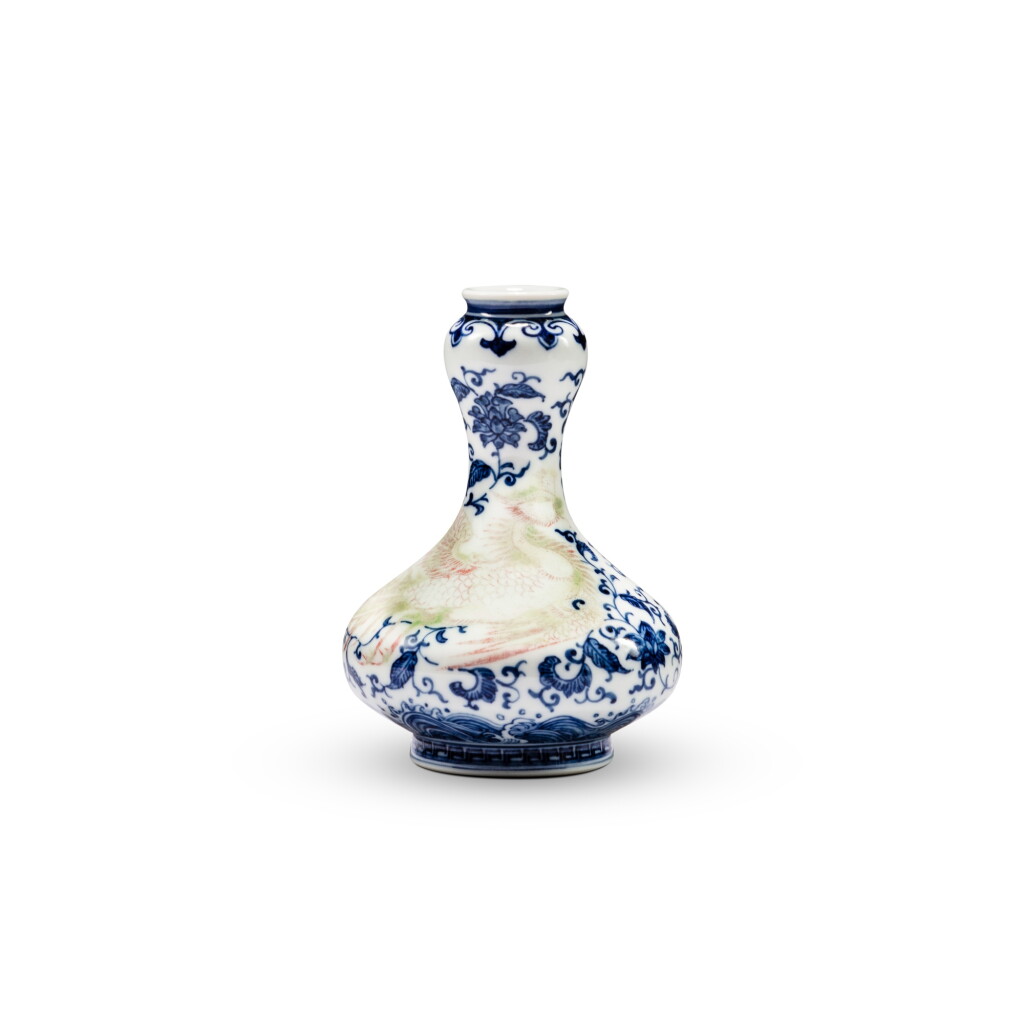 View full screen - View 1 of Lot 127. A small underglaze-blue and copper-red ‘phoenix’ garlic-mouth vase, late Qing dynasty - Republican period | 清末至民國 青花釉裡紅穿花鳳紋蒜頭瓶.