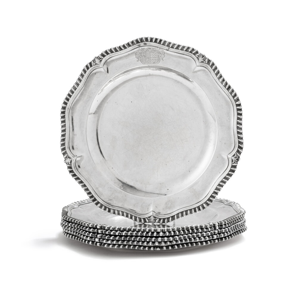 View full screen - View 1 of Lot 479. An English set of 6 George III silver plates engraved with coat of arms, William Crisp, London, 1763 | Ensemble de 6 assiettes en argent gravées d’armoiries, par William Crisp, Londres, 1763.