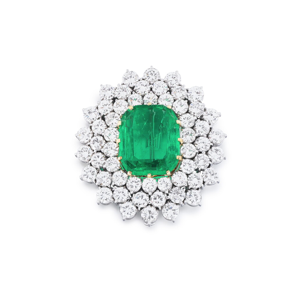 View full screen - View 1 of Lot 147. Broche émeraude et diamants | Emerald and diamond brooch.