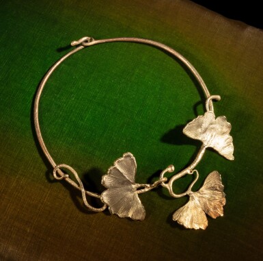 View full screen - View 1 of Lot 18. Tour de cou Ginkgo, grand modèle.