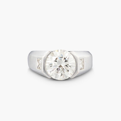 View full screen - View 1 of Lot 1483. Diamond Ring | 格拉夫 | 5.33克拉 K色 圓形 鑽石 戒指.