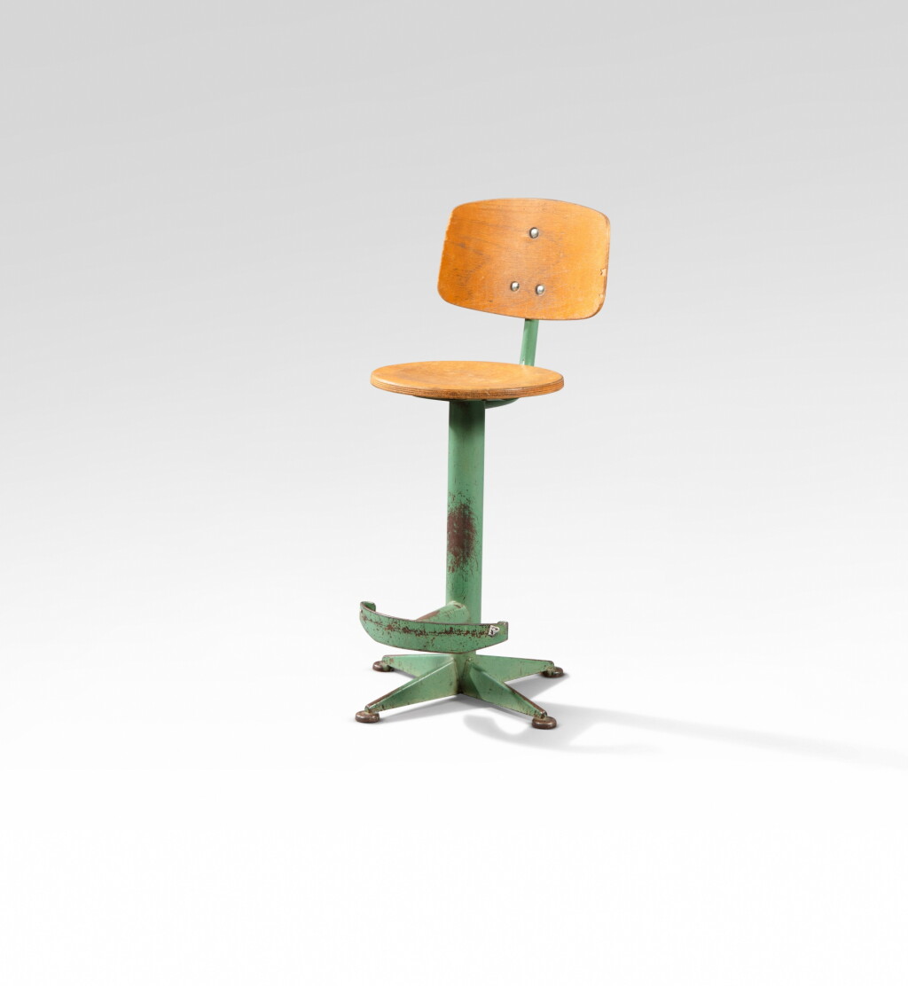 View full screen - View 1 of Lot 101. Chaise pivotante.