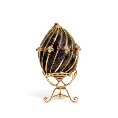 View full screen - View 1 of Lot 9. A small jewelled hardstone egg in Russian taste, Continental circal 1960 | A jewelled hardstone egg in Russian taste, circa 1960.
