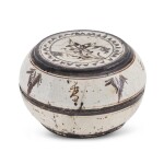 A painted 'Cizhou' 'floral' box and cover, Northern Song dynasty | 北宋 磁州窰白地黑花果盒「香氣安然」款