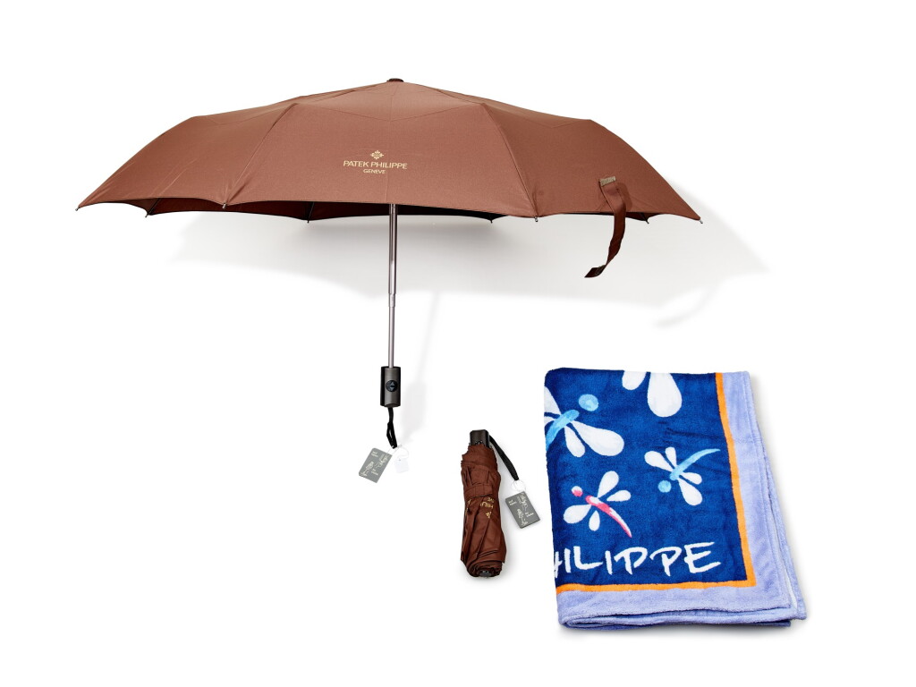View full screen - View 1 of Lot 8183. A set of two folding umbrellas and terry cloth blanket, Circa 2010 | 百達翡麗 | 一套兩把雨傘及毛巾被,約2010年製.