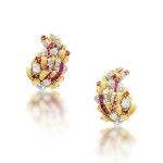 Paire de boucles d'oreilles rubis et diamants