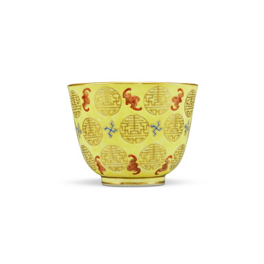 View full screen - View 1 of Lot 1006. A gilt-decorated yellow-ground famille-rose 'bats and shou' cup, Mark and period of Tongzhi | 清同治 黃地粉彩福壽萬年紋盃 《同治年製》款 .