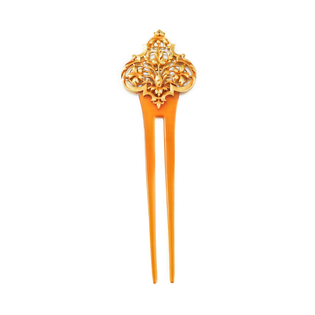 View full screen - View 1 of Lot 35. Cow horn, tortoiseshell and gold hair pin.