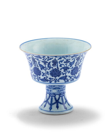View full screen - View 1 of Lot 22. Coupe sur pied 'lança' en porcelaine bleu blanc Marque en cachet et époque Qianlong | 清乾隆 青花纏枝蓮紋梵文高足盃 《大清乾隆年製》款 | A blue and white 'lança' stem bowl, seal mark and period of Qianlong.