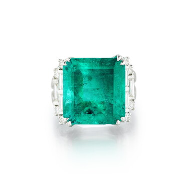 View full screen - View 1 of Lot 428. Bague émeraude et diamants | Emerald and diamond ring.