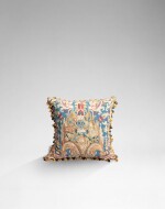 Fragment de broderies, France, XVIIIe siècle, peut-être Beauvais ou Saint Cyr, transformé en coussin