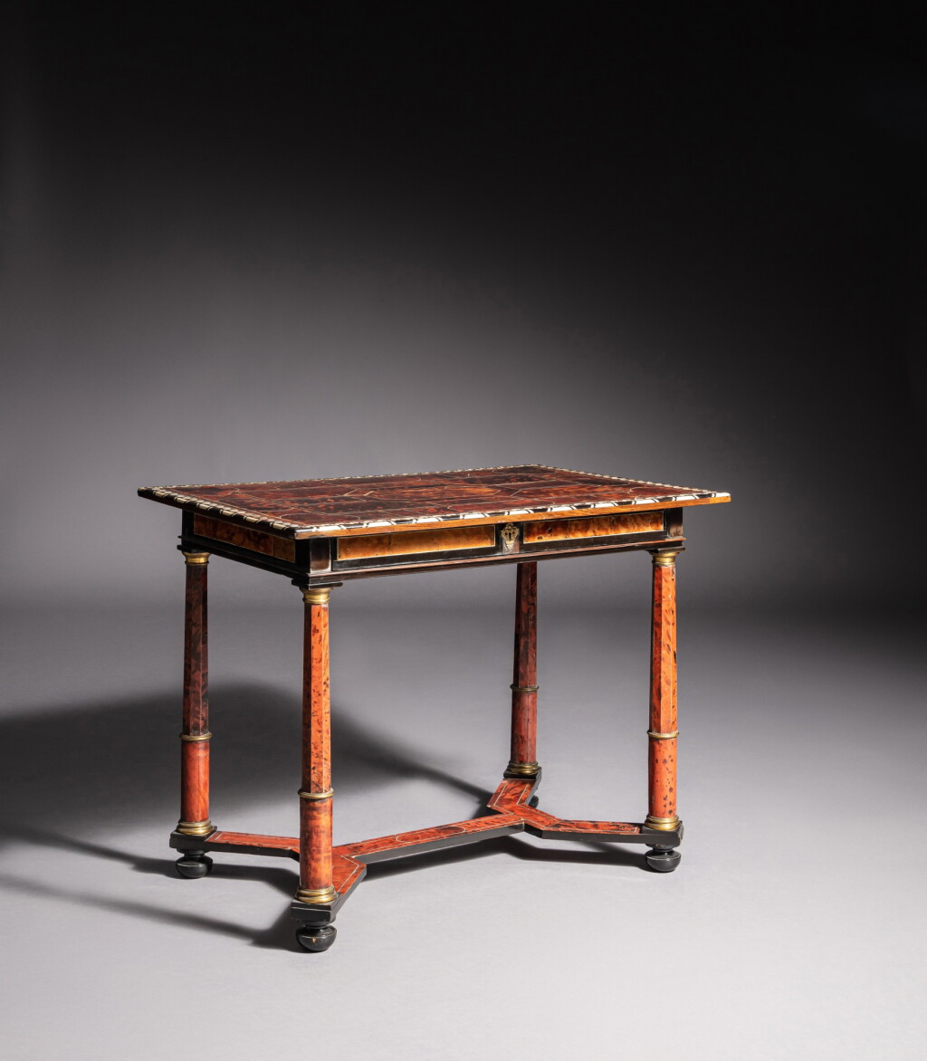 全萤幕检视 - 查看102A Louis XIV tortoiseshell, ivory, tinted horn and ebony veenered table, circa 1700, attributed to Pierre Gole | Table en placage d'écaille, ivoire, corne teintée et ébène d'époque Louis XIV, vers 1700的1